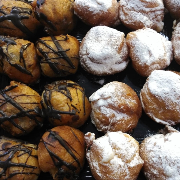 Buñuelos de nata, trufa, crema, crema de café y crema de chocolate