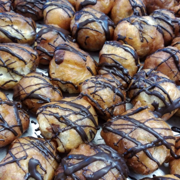 Buñuelos de nata, trufa, crema, crema de café y crema de chocolate