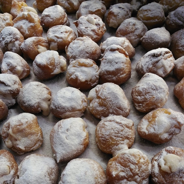 Buñuelos de nata, trufa, crema, crema de café y crema de chocolate